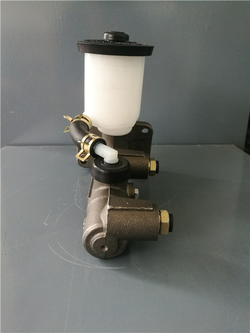 Brake Master Cylinder for TOYOTA 4720135120 TOYOTA HILUX Pickup 12R 19781983